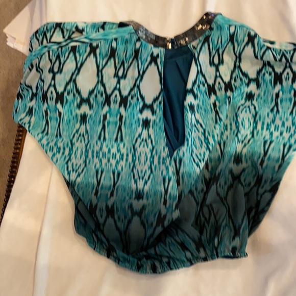 Open arms and open back - Picture 2 of 3